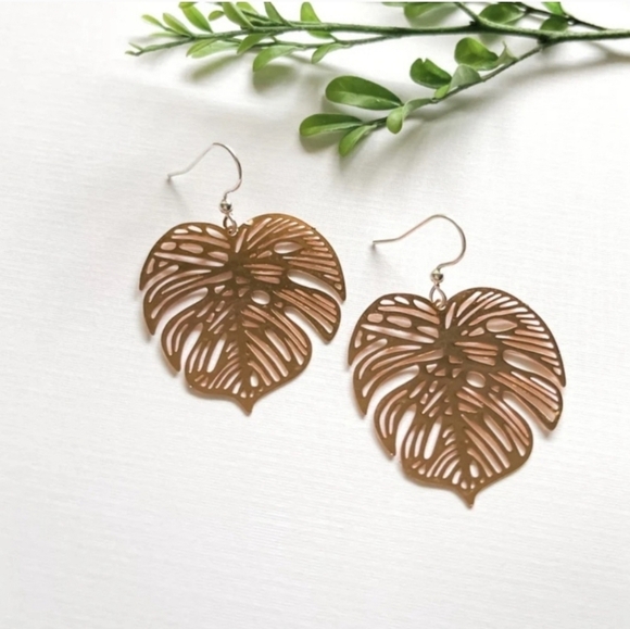 🔹️ House of Harlow🔹️ 1960 golden tone monstera leaf  earrings ✨️ - Picture 1 of 9